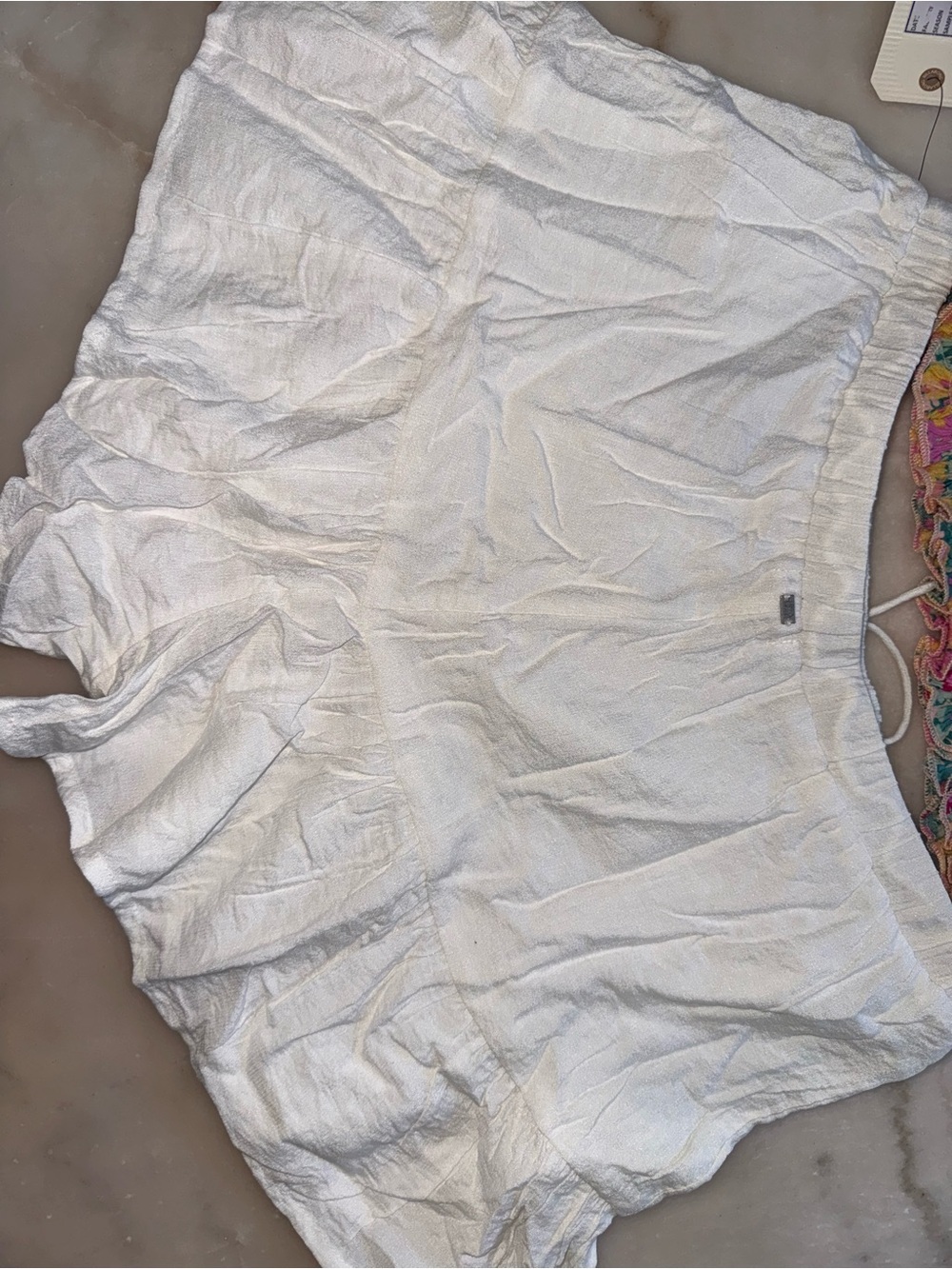 Billabong Set White Ruffle Drawstring Skort with Multicolor Smocked Top - Picture 3 of 7